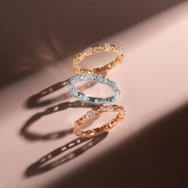 Moodshoot Fashion_v2 ETERNITY Ring In Yellow Gold