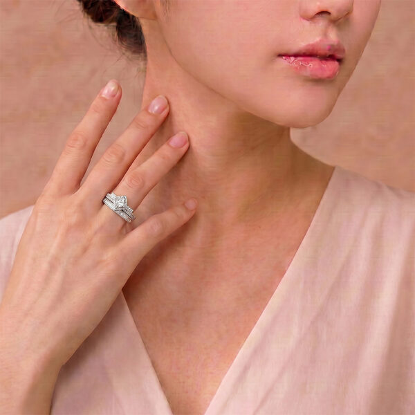 Diamond Ring in 18K White Gold